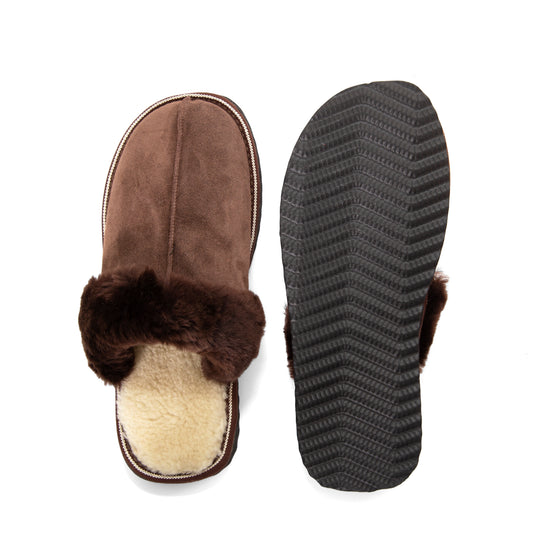 Ermis bruna slip-in tofflor i äkta mocka med varmt lammskinnsfoder. Handgjorda med halkfri gummisula för optimal komfort och naturlig stil – en tidlös design från Jakob’s Handmade.