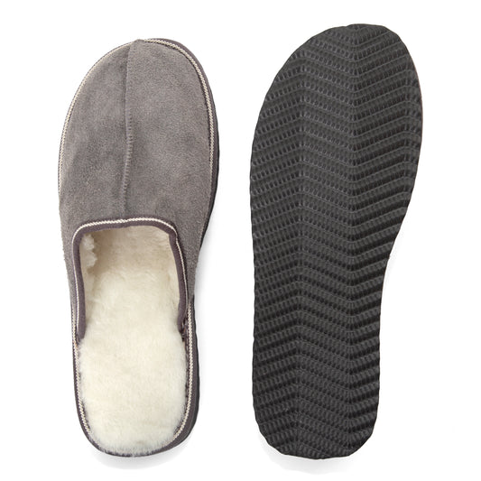 Ermis grå slip-in tofflor i äkta mocka med mjukt lammskinnsfoder. Handgjorda med halkfri sula för värme, komfort och naturlig stil. En klassisk modell från Jakob’s Handmade.