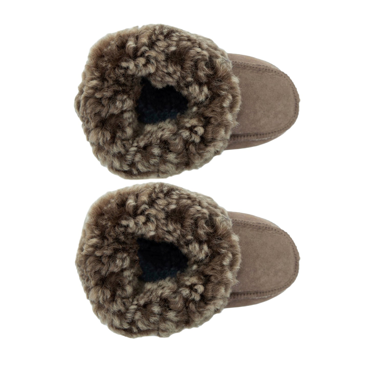 Handgjorda taupe fårskinnstofflor för barn, visade uppifrån på vit bakgrund