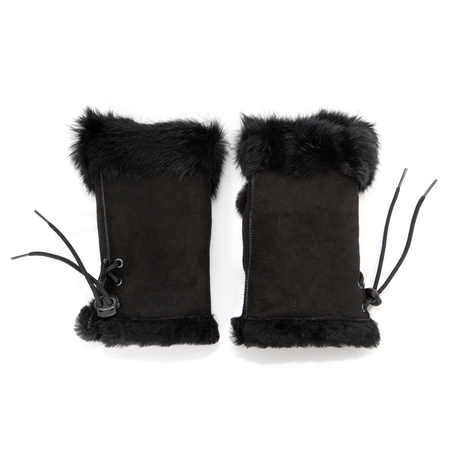 Svarta handgjorda torgvantar i mocka med lammskinnsfoder och snördetalj från Jakob’s Handmade.