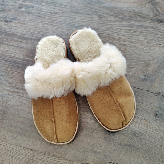 Bruna fårskinnstofflor med öppen häl slip-in och fluffig vit ullkant från Jakobs Handmade, fotograferade på trägolv.
