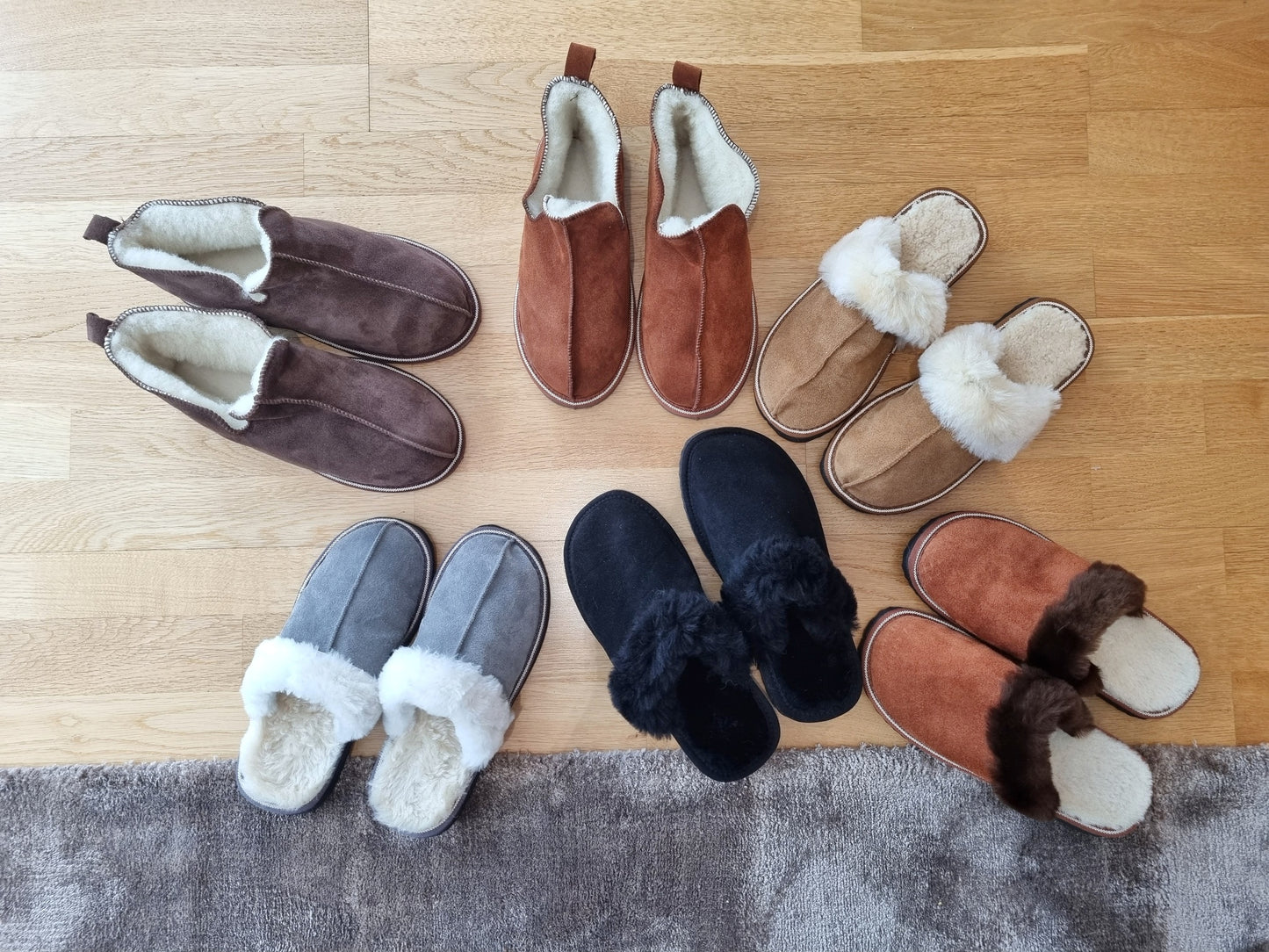 Översiktsbild av flera modeller av fårskinnstofflor från Jakobs Handmade i färgerna brun, kanel, svart, grå och kastanj, handgjorda och fodrade med mjuk merinoull.