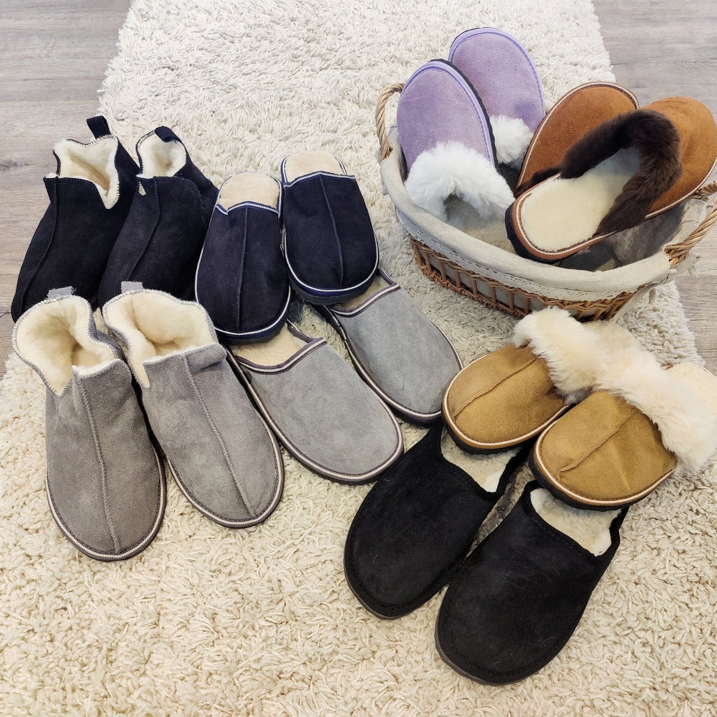 Flera modeller av fårskinnstofflor och ulltofflor för dam, herr och barn från Jakobs Handmade – handgjorda i merinoull, mocka och med olika färger och passformer.