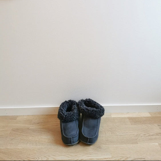 Handgjorda blågrå fårskinnstofflor från Jakobs Handmade, tillverkade i äkta svenskt fårskinn med mjuk och varm krage samt slitstark mockasula.