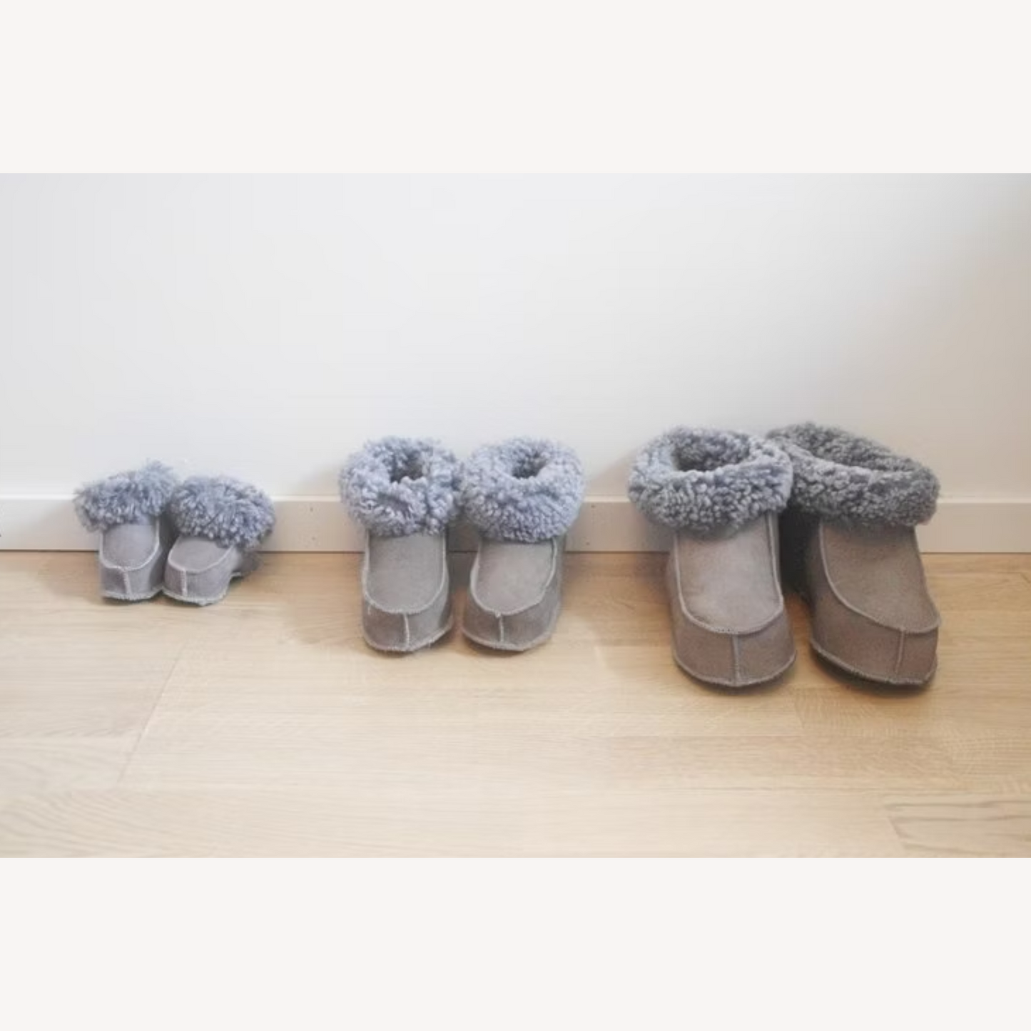 Handgjorda grå fårskinnstofflor från Jakobs Handmade i flera storlekar för både barn och vuxna, tillverkade i äkta svenskt fårskinn med mjuk värmande krage.