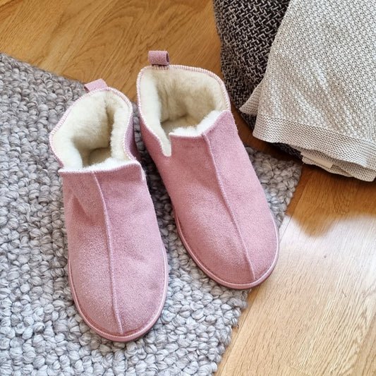 Kosmos merinoullstofflor i ljuslila färg från Jakobs Handmade, tillverkade i mjuk mocka med varm vit fårskinnsfodring och svart EVA-sula – stilren och bekväm ankelhög toffel.