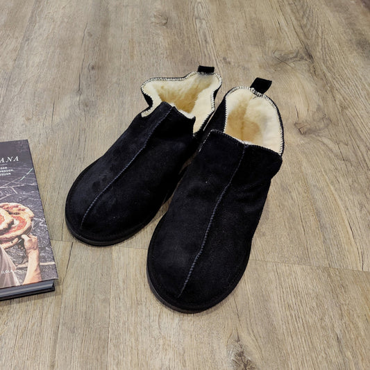 Svarta Kosmos merinoullstofflor från Jakobs Handmade – varma och mjuka tofflor i mocka och merinoull för dam och herr, perfekta för inomhusbruk.