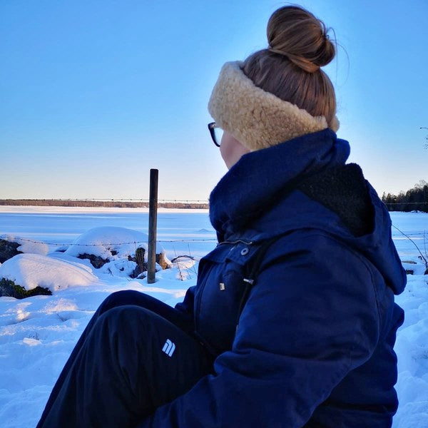 pannband för dam – varmt och mjukt vinterpannband som håller öronen varma under kalla dagar vid havet. Perfekt för promenader och friluftsliv.