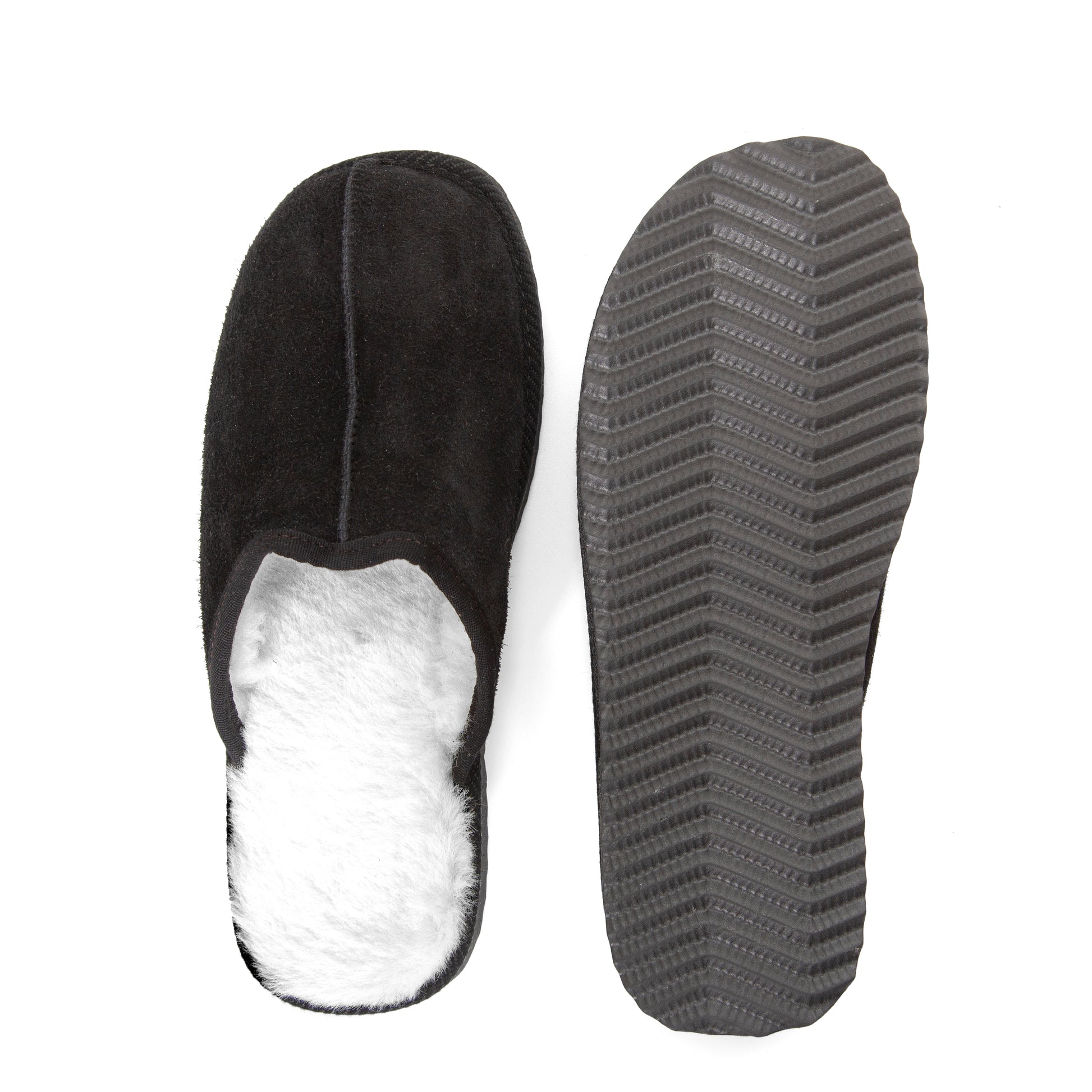 Ermis svarta slip-in tofflor i äkta mocka med mjukt lammskinnsfoder. Handgjorda med halkfri sula för värme och komfort året runt. En tidlös modell från Jakob’s Handmade.