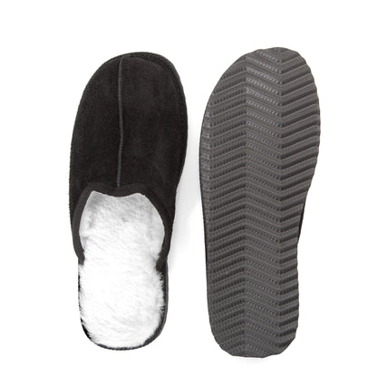 Ermis svarta slip-in tofflor i äkta mocka med mjukt lammskinnsfoder. Handgjorda med halkfri sula för värme och komfort året runt. En tidlös modell från Jakob’s Handmade.