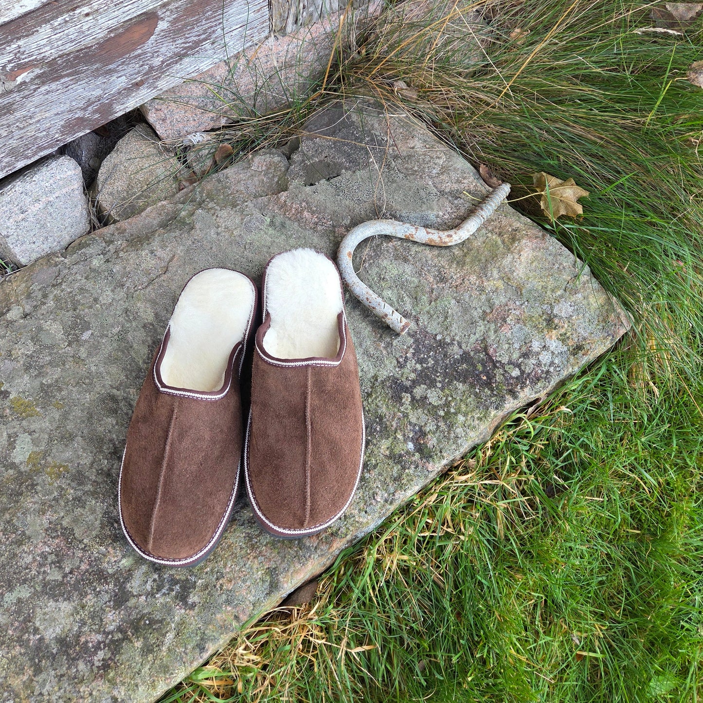 Klassiska bruna Evi Slip-in tofflor i äkta fårskinn. Svenskt hantverk från Jakob’s Handmade – värme, komfort och naturlig stil i ett.