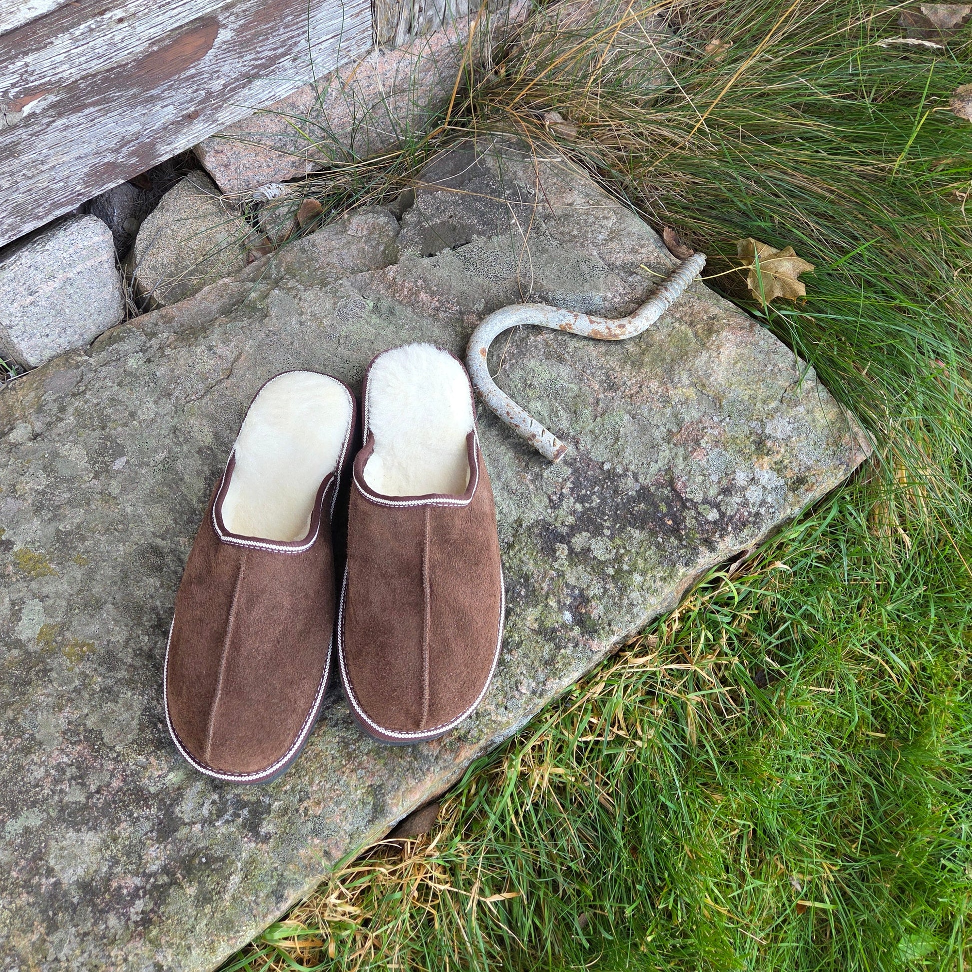 Klassiska bruna Evi Slip-in tofflor i äkta fårskinn. Svenskt hantverk från Jakob’s Handmade – värme, komfort och naturlig stil i ett.