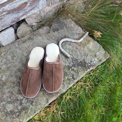 Klassiska bruna Evi Slip-in tofflor i äkta fårskinn. Svenskt hantverk från Jakob’s Handmade – värme, komfort och naturlig stil i ett.