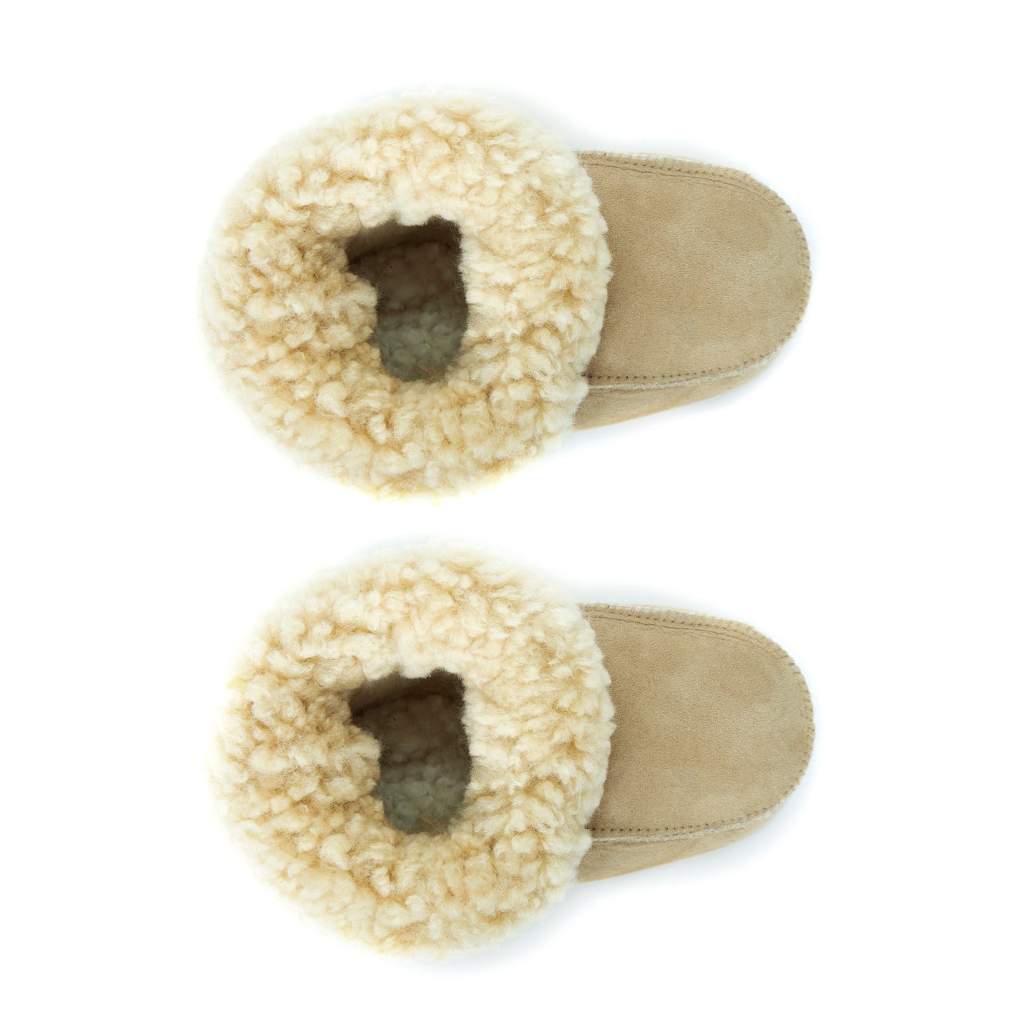 handgjorda beige fårskinnstofflor för barn, visade uppifrån på vit bakgrund