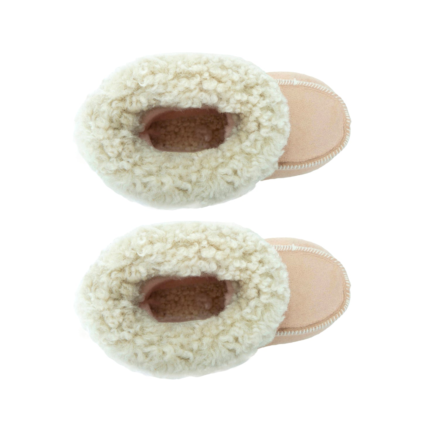 Handgjorda ljusrosa fårskinnstofflor för barn, visade uppifrån på vit bakgrund