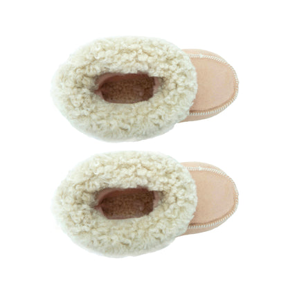 Handgjorda ljusrosa fårskinnstofflor för barn, visade uppifrån på vit bakgrund