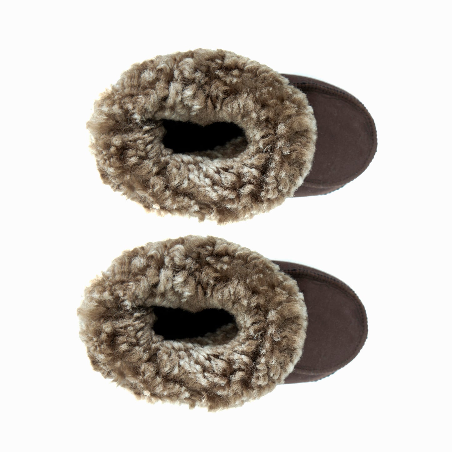 Handgjorda mörkbruna fårskinnstofflor för barn, visade uppifrån på vit bakgrund