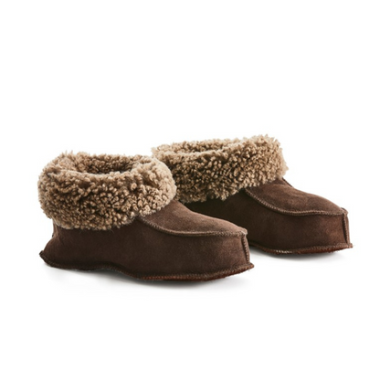 Handgjorda mörkbruna fårskinnstofflor från Jakobs Handmade, tillverkade i äkta svenskt fårskinn med mjuk beige krage och slitstark sula.