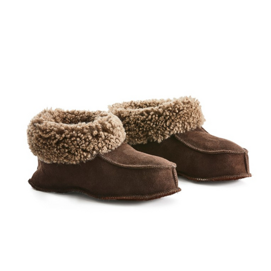 Handgjorda mörkbruna fårskinnstofflor från Jakobs Handmade, tillverkade i äkta svenskt fårskinn med mjuk beige krage och slitstark sula.