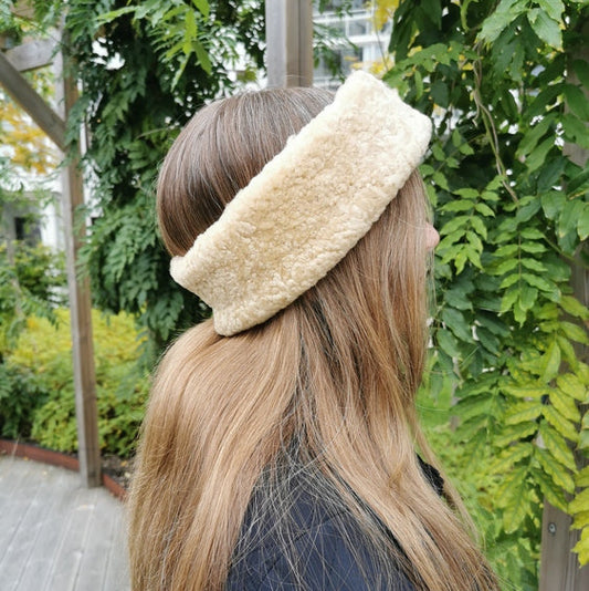 Beige teddy pannband för dam – varmt och mjukt vinterpannband i fleeceimitation, perfekt för kalla dagar utomhus.
