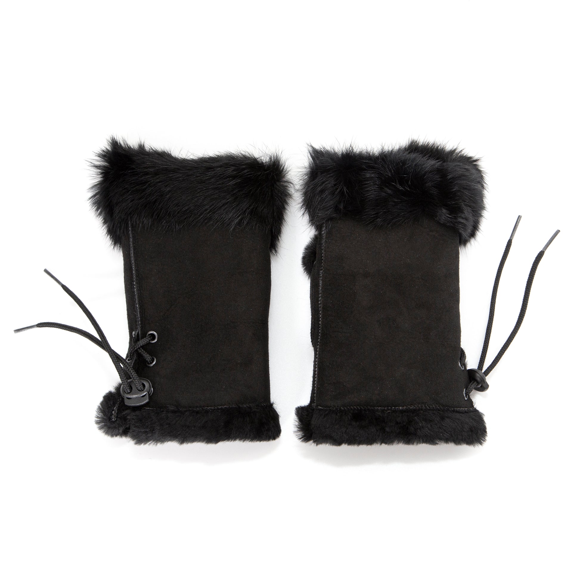 Svarta handgjorda torgvantar i mocka med lammskinnsfoder och snördetalj från Jakob’s Handmade.