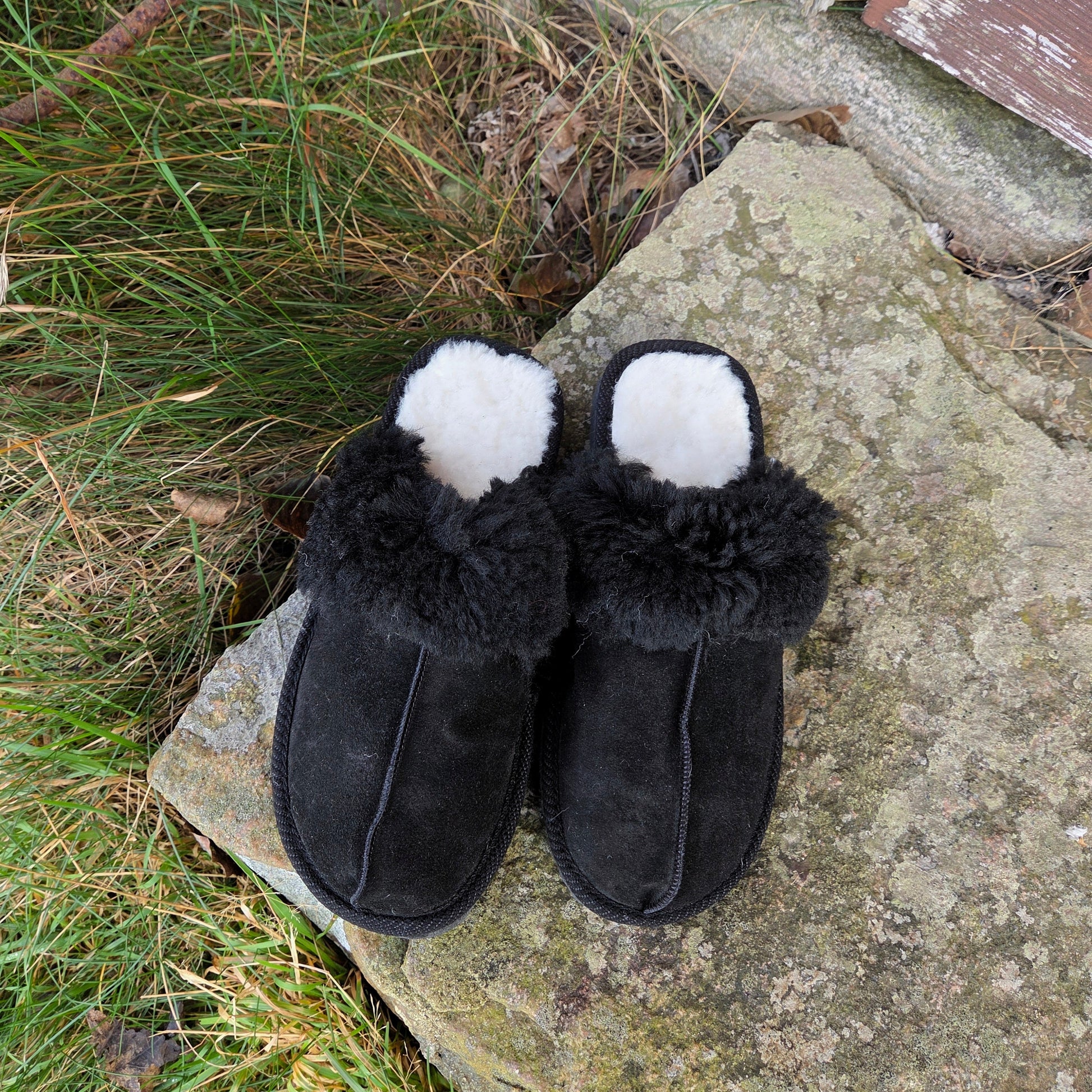Handgjorda Evi Slip-in tofflor i svart fårskinn – mjuka, varma och stilrena från Jakob’s Handmade.