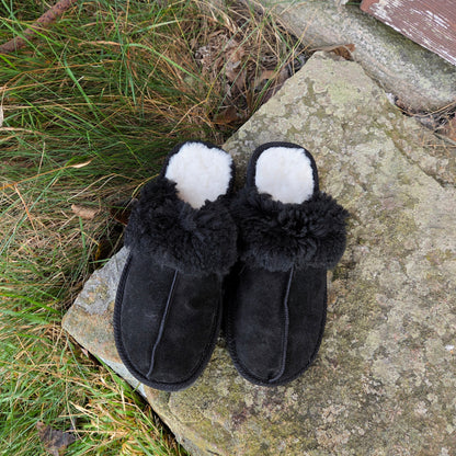 Handgjorda Evi Slip-in tofflor i svart fårskinn – mjuka, varma och stilrena från Jakob’s Handmade.