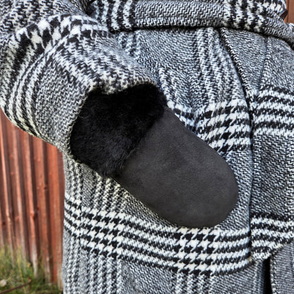 Handgjorda svarta fårskinnsvantar från Jakob’s Handmade. Varmt, mjukt och naturligt skydd mot vinterkylan – svensk design med kvalitet.