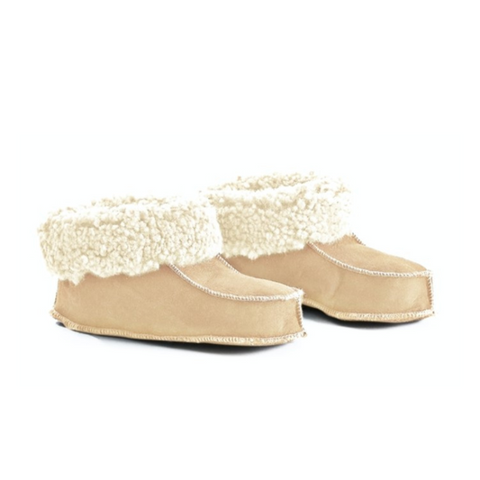 Handgjorda beige fårskinnstofflor från Jakobs Handmade, tillverkade i äkta svenskt fårskinn med mjuk värmande krage och slitstark mockasula.