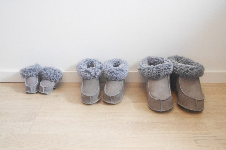 Handgjorda grå fårskinnstofflor från Jakobs Handmade i olika storlekar för både barn och vuxna. Tillverkade i äkta svenskt fårskinn med mjuk värmande krage.
