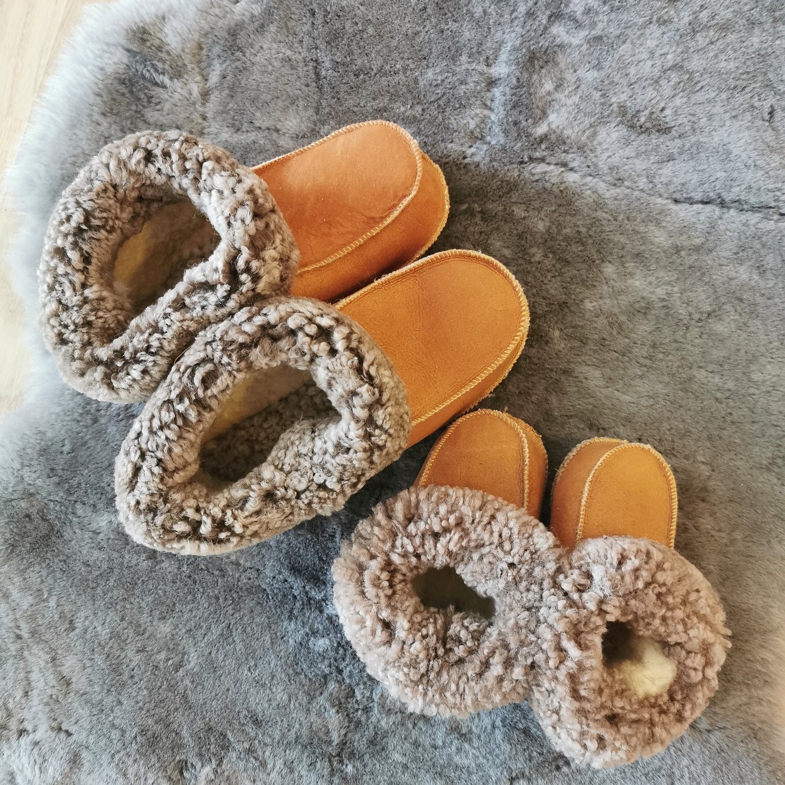 Handgjorda nougat fårskinnstofflor från Jakobs Handmade i storlek för både barn och vuxna, tillverkade i äkta svenskt fårskinn med mjuk brun krage.