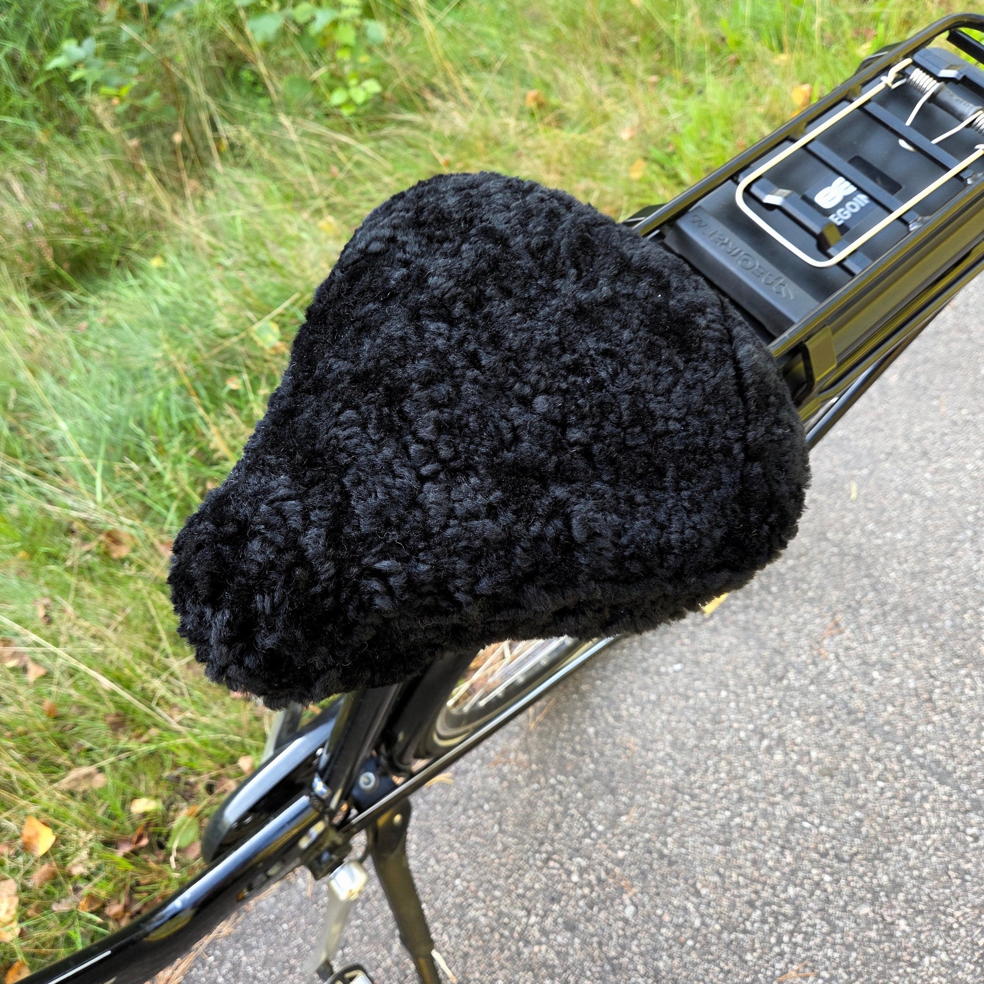 Mjukt och varmt fårskinnsskydd som passar de flesta cykelsadlar