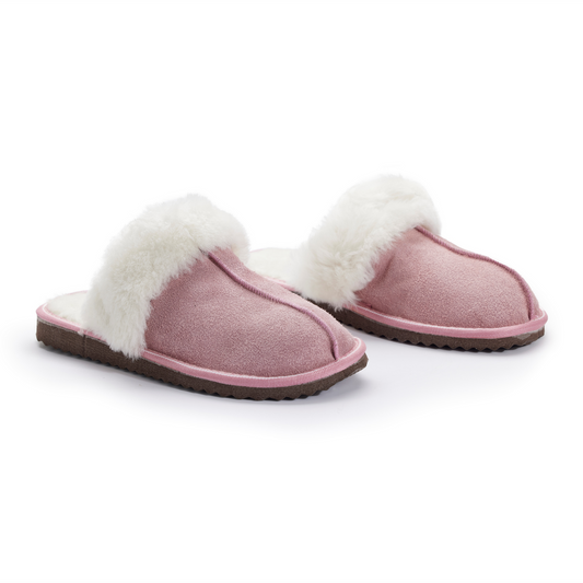 Rosa fårskinnstofflor med vitt ullfoder, varma och mjuka slip-in tofflor för dam, perfekta som innetofflor under vintern.

