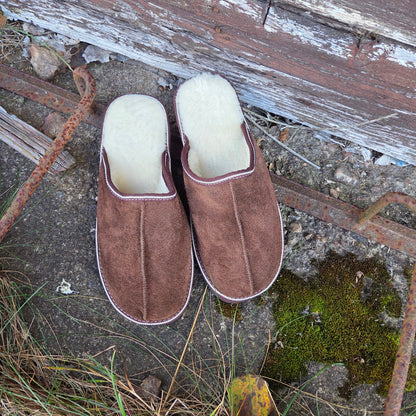 Slip-in i brun mocka – handgjorda fårskinnstofflor från Jakob’s Handmade, fotograferade i naturlig miljö.