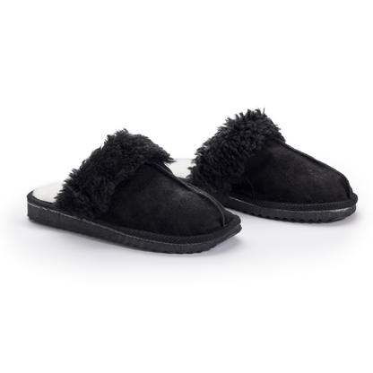 Svarta fårskinnstofflor med mjukt svart ullfoder, bekväma slip-in innetofflor för dam och herr, perfekta för kalla dagar.